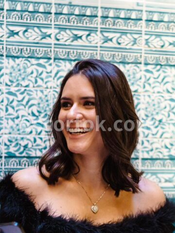 מהפנטת • ליווי בקריות והסביבה • לורה • לטינית